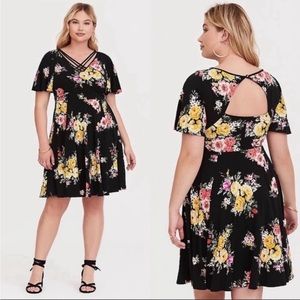 Torrid Size 1 Keyhole Back Floral Flutter Sleeve Dress